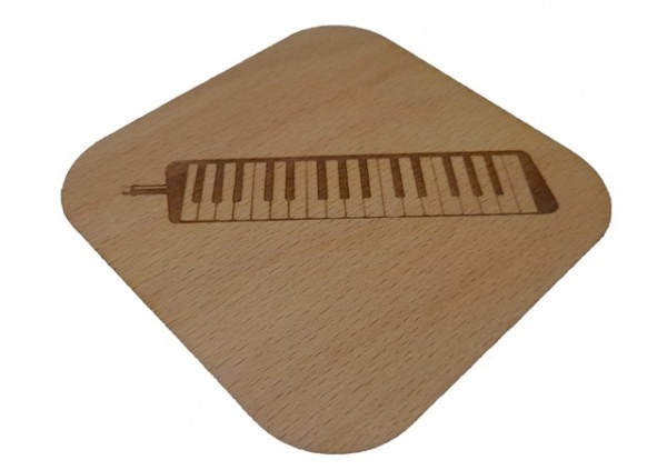 Dřevěný podtácek pod sklenici - klaviatura