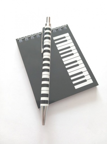 Dárkový balíček pro hudebníky - hudební blok a kovové pero